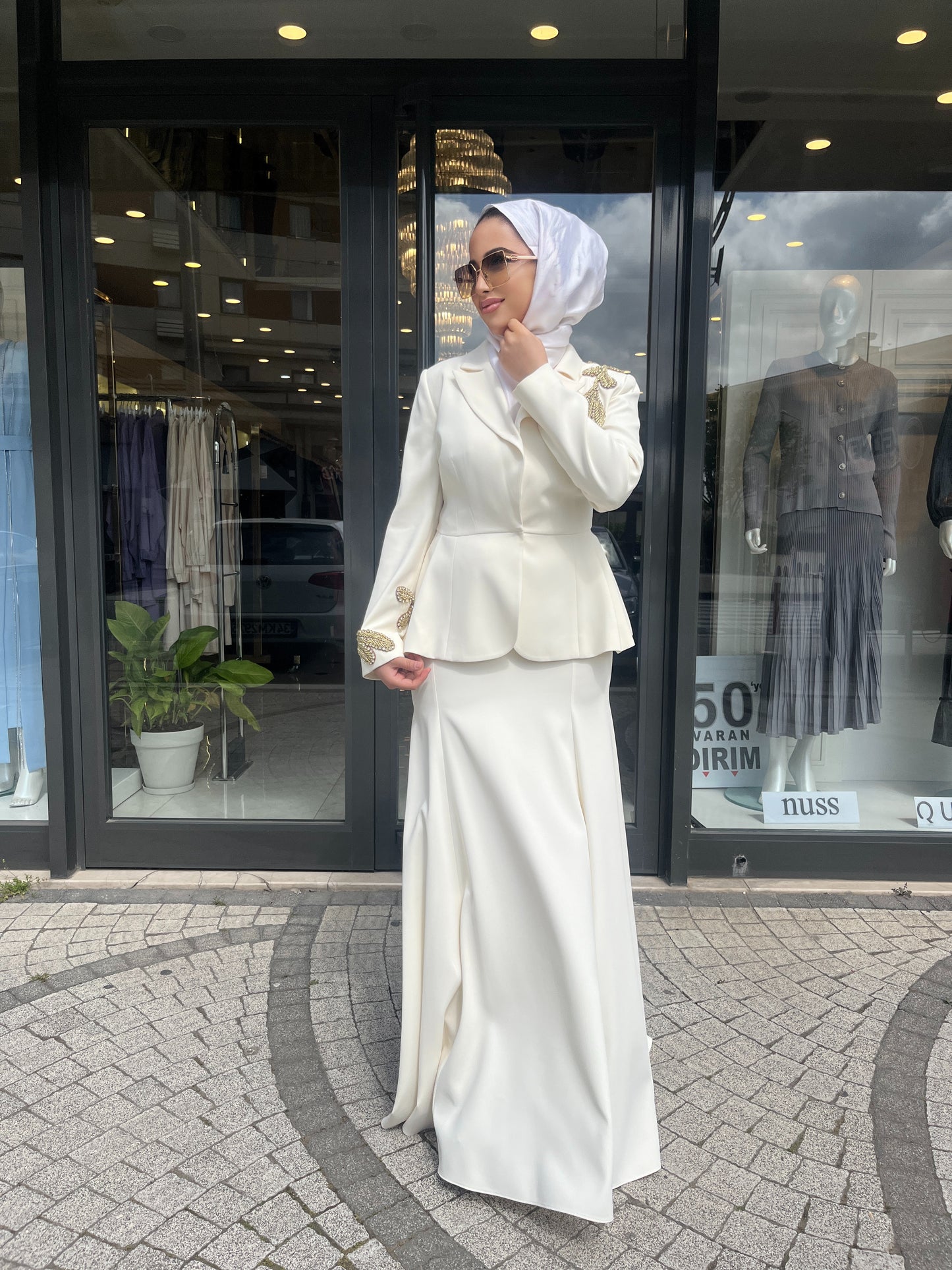 9016 Balık Etekli Takım Ekru