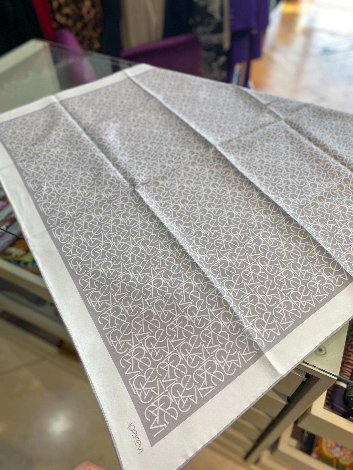 İPEKEVİ YAZILI EŞARP